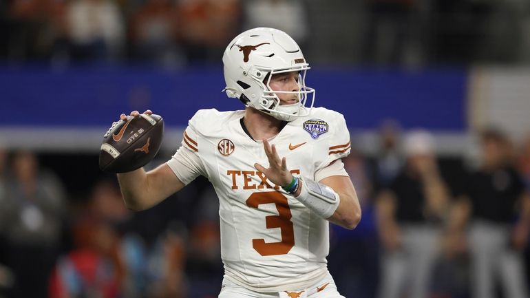 Texas quarterback Quinn Ewers (3) passes against Ohio State during...