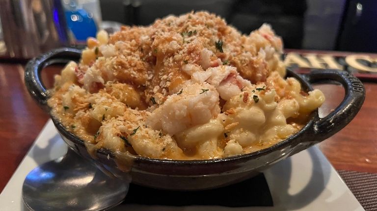 A sizzling skillet of lobster mac and cheese at Blackstone...