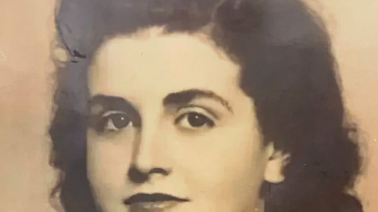 Holocaust survivor Pina Frassineti Wax in her early 20s. 